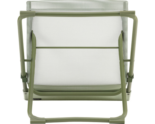 Rückansicht eines grünen Campingstuhls mit Netzrückenlehne