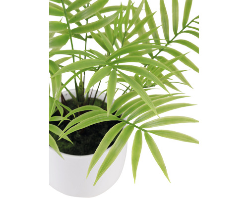 Künstliche Palme im weißen Topf für die Dekoration