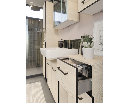 Salle de bains moderne avec lavabo, meuble sous-lavabo, armoire de toilette et tiroir ouvert pour les accessoires de salle de bains.