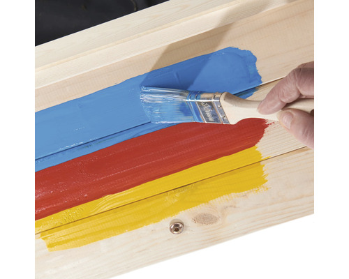 Anstreichen von Holz mit einem Pinsel und verschiedenen Farben