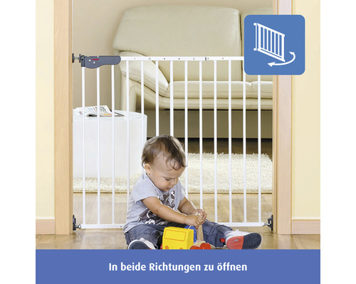 Kind sitzt vor einem weißen Türschutzgitter