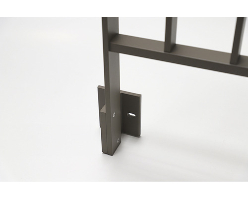 Detailansicht eines Metallzaunelements mit Montagehalterung