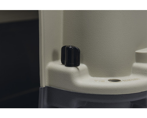 Gros plan d''un conteneur de transport avec un bouton rotatif noir et un trou de fixation