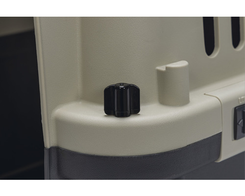 Vue détaillée d''un verrou rotatif noir sur une cage de transport pour chien