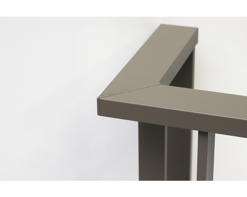 Detailaufnahme einer Metallzaun-Ecke