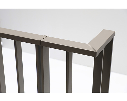 Gros plan d''une balustrade d''escalier en métal