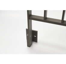 Detailansicht eines Metallzaunpfostens mit Montageplatte