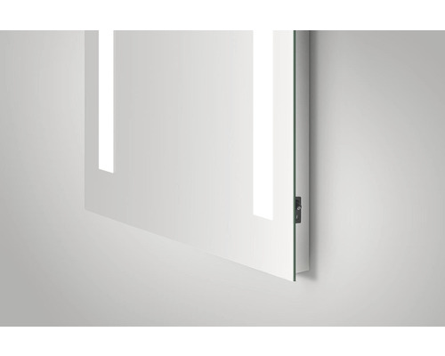 Vue détaillée d''un miroir avec éclairage et interrupteur