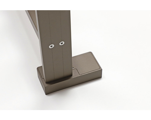 Detailaufnahme des Befestigungsfußes einer Terrassenüberdachung