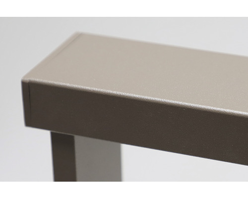 Detailansicht eines Möbelstücks mit rechteckigem Aluminiumrahmen