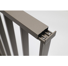 Detailaufnahme eines Geländers mit Aluminiumpfosten und Schrauben