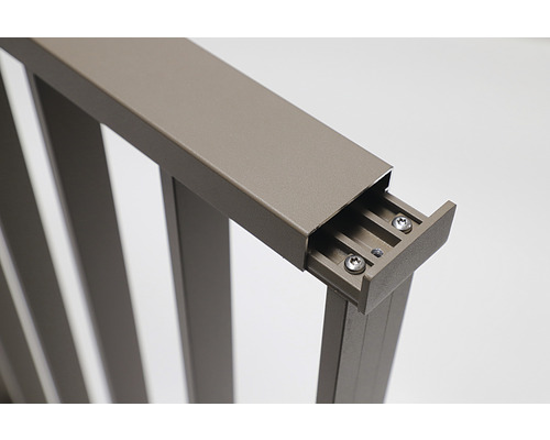 Detailaufnahme eines Zaunelements aus Aluminium mit Schrauben