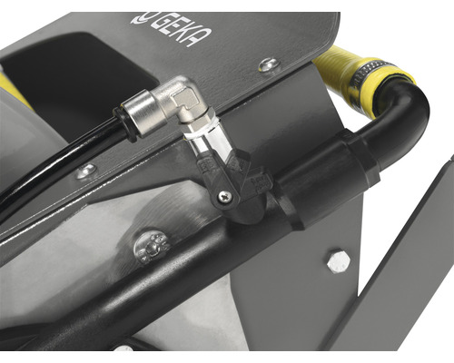 Vue détaillée d''une pompe GEKA avec raccord de tuyau et vanne