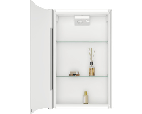 Armoire de toilette ouverte avec étagères en verre et prise