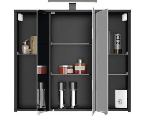 Armoire de toilette ouverte avec étagères et divers articles de salle de bain.