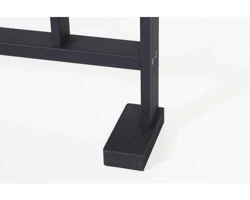 Gros plan sur un séparateur de pièce noir avec un pied rectangulaire