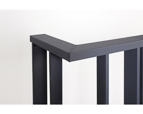 Detailaufnahme eines Aluminiumgeländers