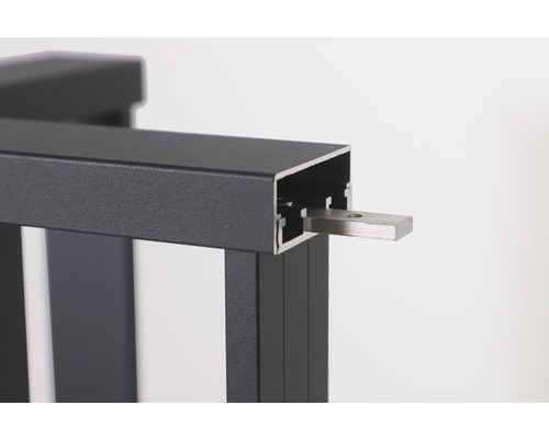 Detailaufnahme eines Zauns aus Aluminium