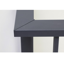 Gros plan sur une structure de clôture noire avec un angle droit