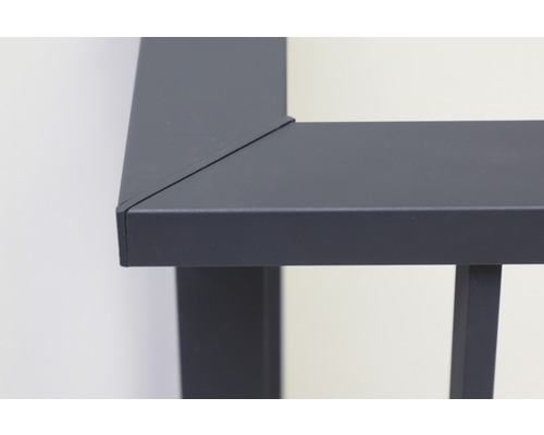 Gros plan d''une balustrade métallique avec raccord d''angle