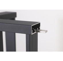 Vue détaillée d''une clôture noire en aluminium avec élément de connexion argenté