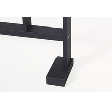 Gros plan d''un poteau de clôture métallique noir avec une base rectangulaire