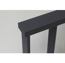 Vue détaillée d''une rampe d''escalier noire.