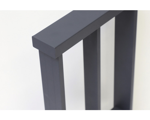 Vue détaillée d''une balustrade métallique grise.