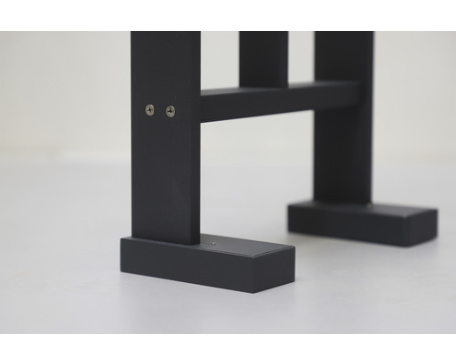 Detailansicht eines schwarzen Holzgestells mit Schrauben