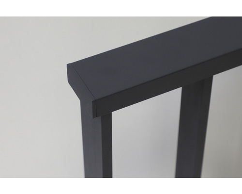 Vue détaillée d''une rampe d''escalier anthracite.