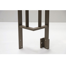 Detailansicht eines Metallzaunpfostens mit Befestigungselementen