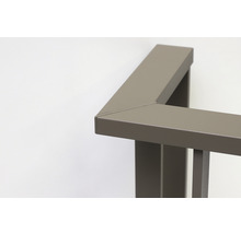 Detailaufnahme eines Metallhandlaufs