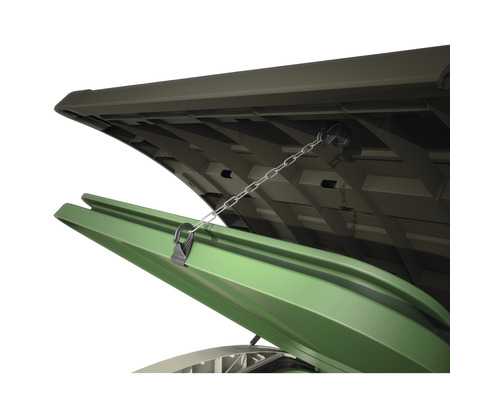 Geöffnete Gartentruhe mit Kette