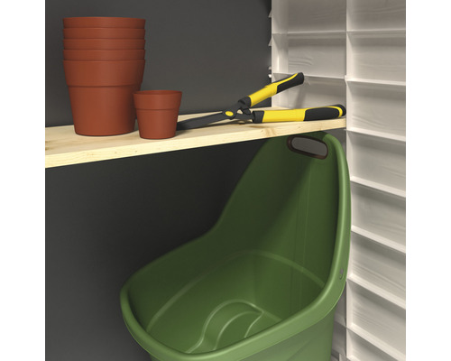 Gartenszene mit Pflanzgefäßen, Gartenschere und Gartensack