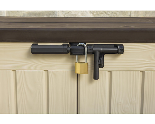 Detailansicht einer Gartenbox mit Vorhängeschloss zur sicheren Aufbewahrung von Gartenutensilien.