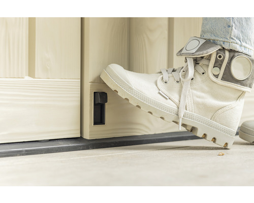 Fuß betätigt eine Schiebetürverriegelung.