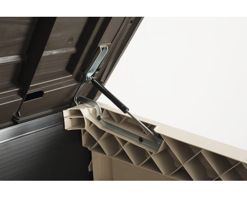 Detailaufnahme des geöffneten Deckels einer Gartenbox mit Gasdruckfeder