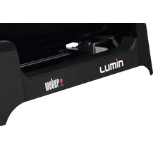 Detailansicht eines Weber Lumin Elektrogrills mit Weber Logo