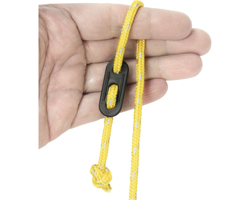 Gelbes Seil mit Kunststoffspanner in der Hand