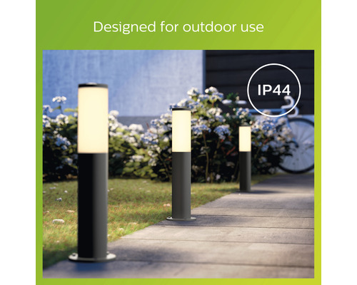 "Drei Aussenleuchten beleuchten einen Gehweg
