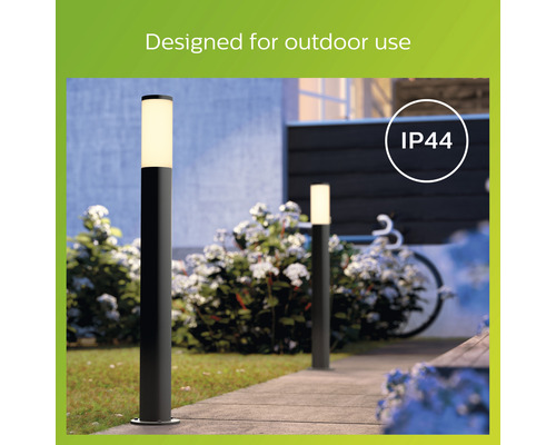 Deux lampes d''extérieur en métal avec indice de protection IP44 éclairent un chemin.