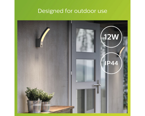 Applique murale extérieure moderne avec une puissance de douze watts et un indice de protection IP44 sur un mur de maison