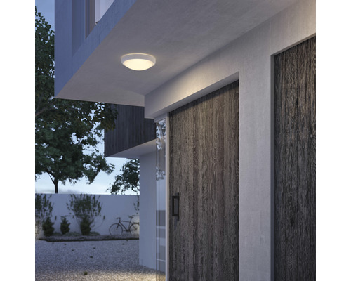 Aussenansicht eines Hauses mit Deckenleuchte über dem Eingangsbereich