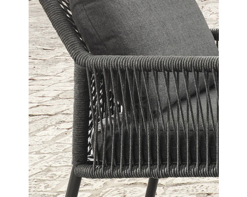Vue détaillée d''un fauteuil d''extérieur avec revêtement en corde et coussin d''assise