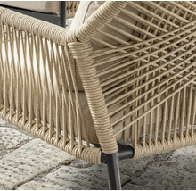 Vue détaillée d''une chaise de jardin avec tressage en corde et coussin d''assise.