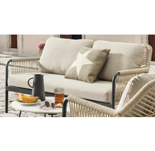 Ensemble de meubles de terrasse comprenant un canapé, un fauteuil et une table avec des boissons et des collations pour une atmosphère de détente en extérieur.