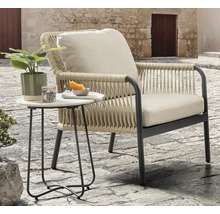 Scène de jardin avec fauteuil en rotin et table d''appoint