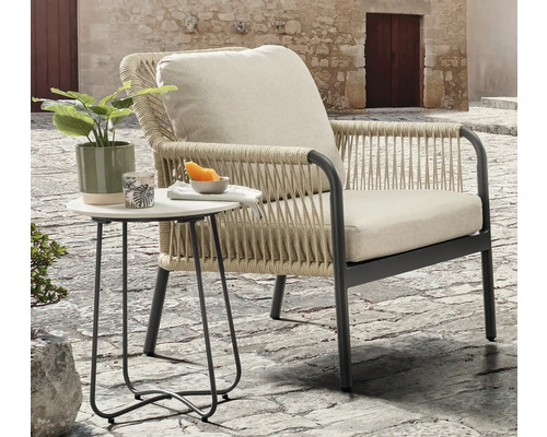 Gartenszene mit Rattansessel und Beistelltisch