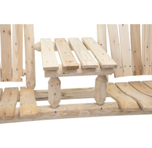 Detailansicht einer Holzgartenbank mit Tisch