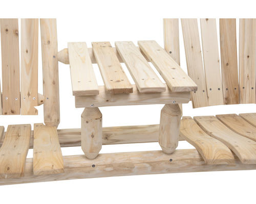 Detailansicht einer Holzgartenbank mit Tisch